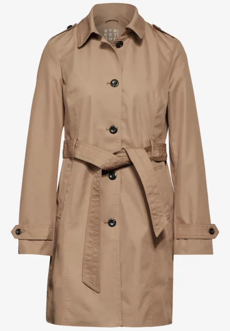 Beigefarbener Trenchcoat mit Gürtel und Knöpfen.